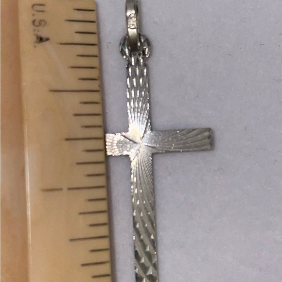 Vintage sterling silver diamond cut cross charm - Picture 3 of 3